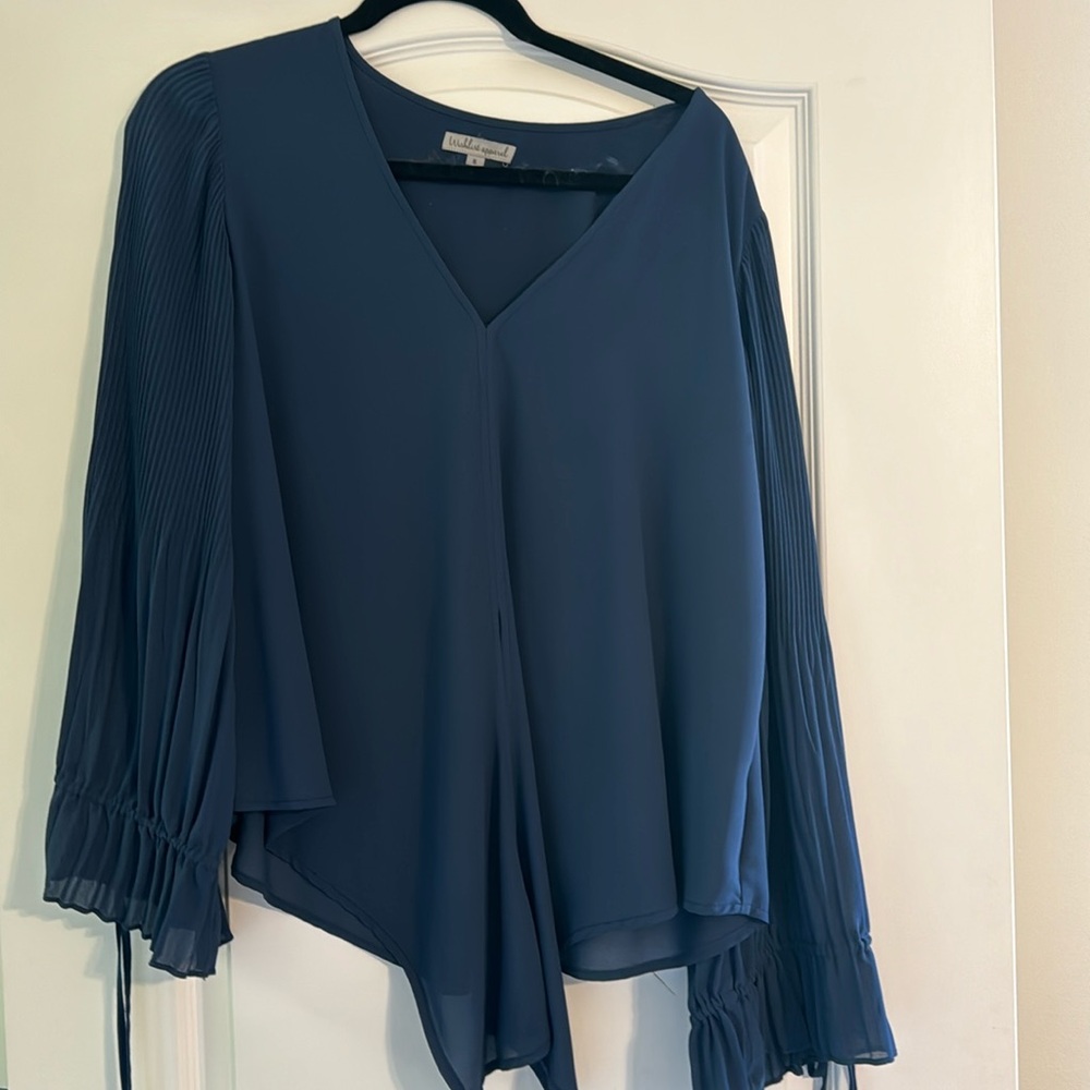 Navy flow blouse with cute detail